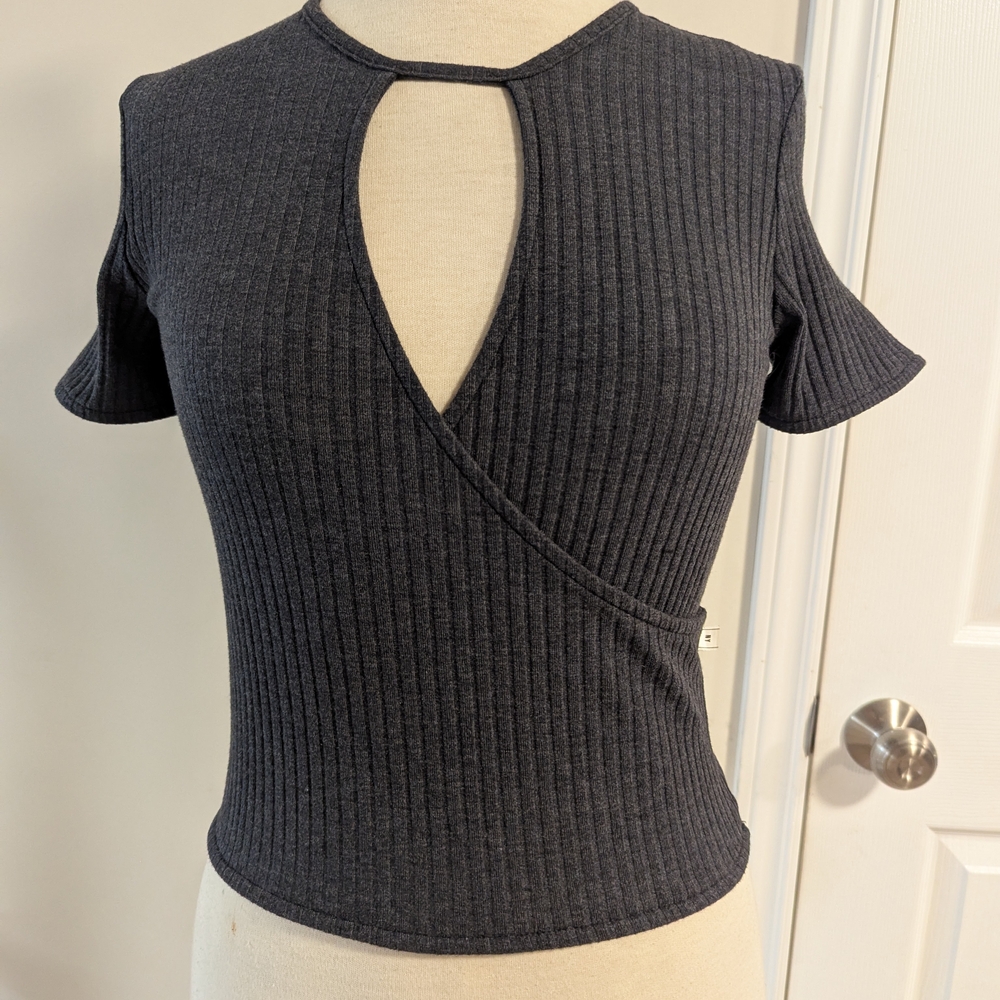 NYTT Gray Ribbed Wrap Blouse